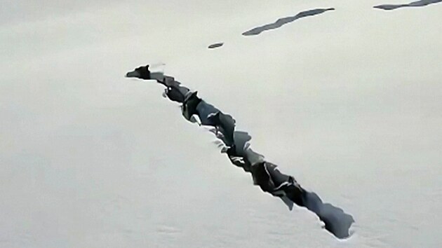 Na snmku vlci prokousvajc se vrstvami snhu tajgou v oblasti prodn rezervace v Kanasu. 