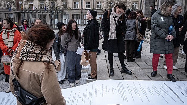 Ped ostravskm magistrtem se uskutenil protestn happening za zachovn vstavnch aktivit v budov bvalho Bauhausu.
