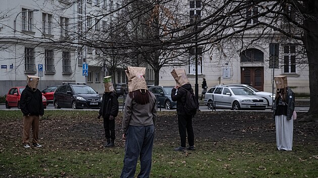 Ped ostravskm magistrtem se uskutenil protestn happening za zachovn vstavnch aktivit v budov bvalho Bauhausu.