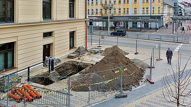 Kvli havrii kanalizace se mus opravit okol ndra v Budjovicch.