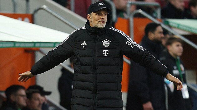 Kou fotbalist Bayernu Mnichov Thomas Tuchel sleduje sv svence.