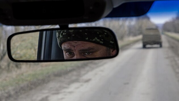 Cestou k pozic�m potk�v�me sanitky. V posledn�ch dnech jsou velmi vyt�en�. (24. �nora 2024, z�b�ry z fronty u Z�poro��)