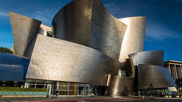 Koncertn� hala Walta Disneyho navr�en� Frankem Gehrym, Los Angeles, Kalifornie, USA