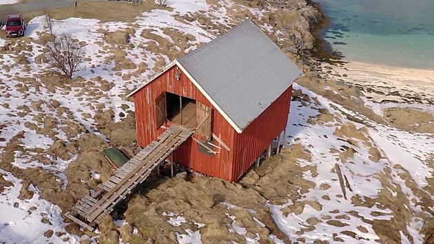 Starou stodolu na ostrov Sommarøy v severnm Norsku si vybral Halvor Bakke na rekonstrukci i kvli ndhern psen pli, kvli kter sem v lt pijd ada turist.