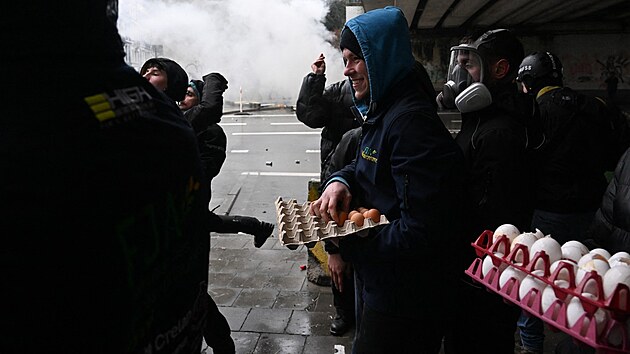 Demonstranti nesou pepravky na vejce bhem protestu svolanho organizacemi zemdlc v Bruselu. (26. nora 2024)