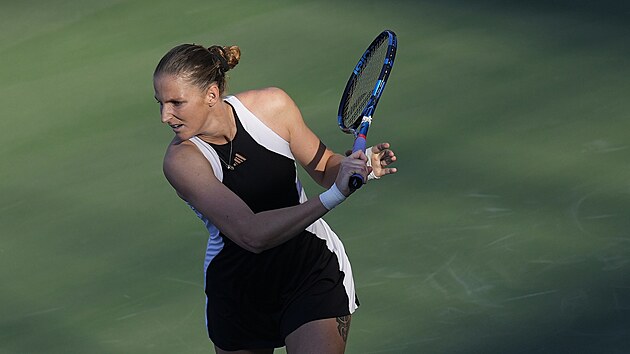 esk tenistka Karolna Plkov v duelu s Ameriankou Coco Gauffovou na turnaji v Dubaji