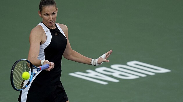 esk tenistka Karolna Plkov v duelu s Ameriankou Coco Gauffovou na turnaji v Dubaji