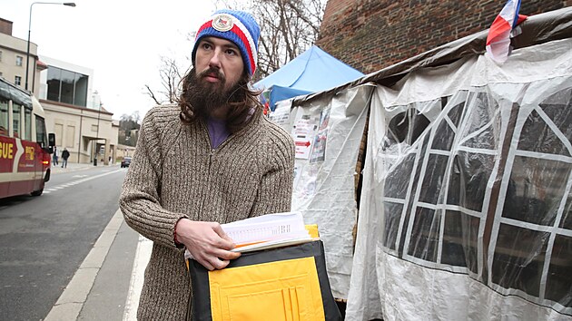 Aktivista Ond�ej Thor p�ed sv�m nepovolen�m peti�n�m st�nkem naproti ��adu vl�dy (23. �nora 2024)