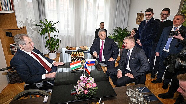 Exprezident Zeman se ve sv prask kanceli seel s Ficem a Orbnem, kte do R pijeli na summit premir V4. (27. nora 2024)