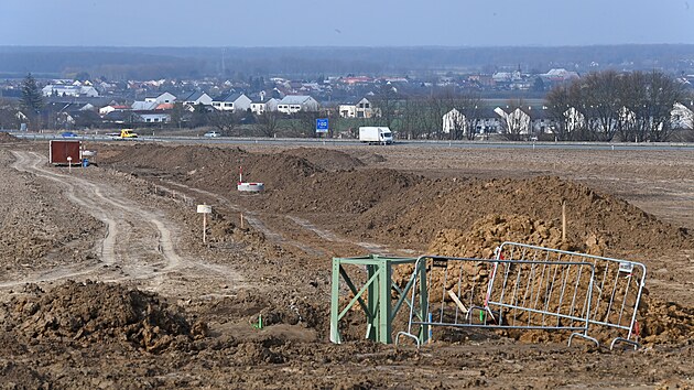 U Olomouce byla slavnostn� zah�jena dostavba z�padn�ho obchvatu. D�ln�ci nyn� pracuj� na skr�vce ornice.