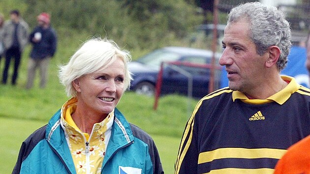 Helena Vondr��kov� a Martin Michal p�l roku p�ed svatbou (15. z��� 2002)