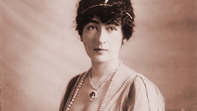 Evalyn Walsh McLeanov (1886-1947) dostala diamant Hope od svho manela, ddice Washington Post, jako svatebn dar. Na fotografii ho m na krku.