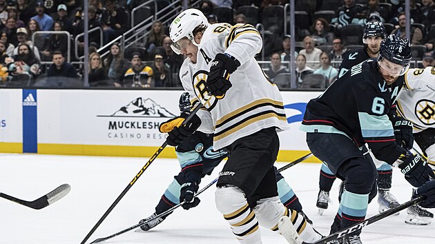 DavidPastrk z Boston Bruins v zpase se Seattle Kraken