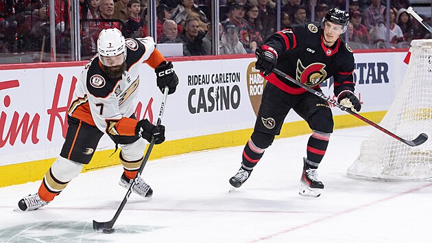 Radko Gudas (7) z Anaheim Ducks odehrv puk v zpase s Ottawa Senators, sleduje ho Dominik Kubalk.