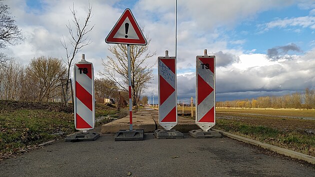 Technick� slu�by za�aly pokl�dat betonov� panely na prvn� ze dvou problematick�ch �sek� pod�l zaplavovan� cyklostezky u Ruseka. U� p�edt�m tam zem�d�lci navezli aspo� d�ev�n� palety. (20. �nora 2024)