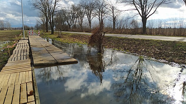 Technick� slu�by za�aly pokl�dat betonov� panely na prvn� ze dvou problematick�ch �sek� pod�l zaplavovan� cyklostezky u Ruseka. U� p�edt�m tam zem�d�lci navezli aspo� d�ev�n� palety. (20. �nora 2024)