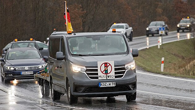 Protestn jzda zemdlc z Domalicka na hranin pechod do Folmavy, odtud do Draenova a zpt. Protestujc mli podporu nmeckch koleg ze sousedstv, kte jeli v kolon s nimi, ale v osobnch autech. (22. nora 2024)