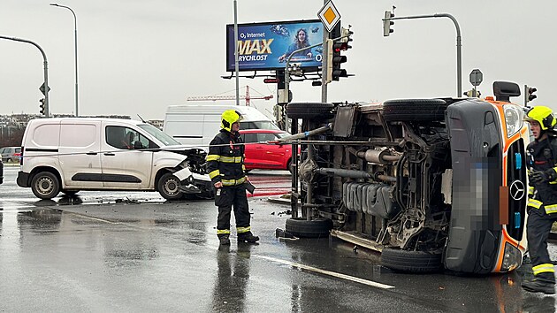 Nehoda osobnho auta a vozu zchrann sluby v ernokosteleck ulici (22. nora 2024)