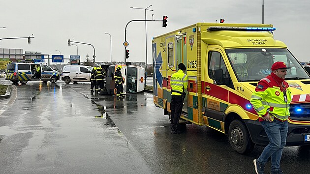 Nehoda osobnho auta a vozu zchrann sluby v ernokosteleck ulici (22. nora 2024)