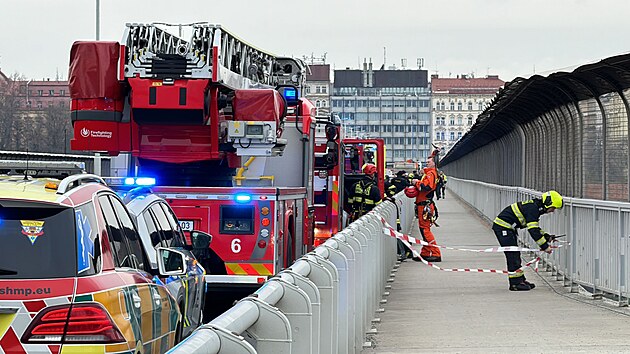Na Nuselskm most zasahovaly jednotky IZS kvli lovku, kter chtl spchat sebevradu (28. nora 2024)