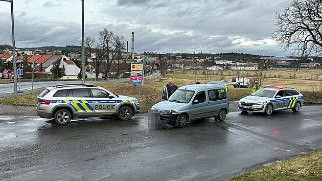 �idi� uj�d�l p�ed policejn� hl�dkou, v Dob��i naboural. (22. �nora 2024)