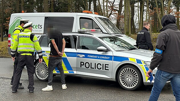 �idi� uj�d�l p�ed policejn� hl�dkou, v Dob��i naboural. (22. �nora 2024)