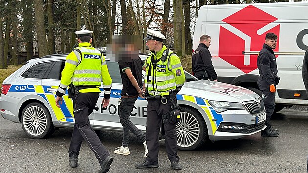 �idi� uj�d�l p�ed policejn� hl�dkou, v Dob��i naboural. (22. �nora 2024)