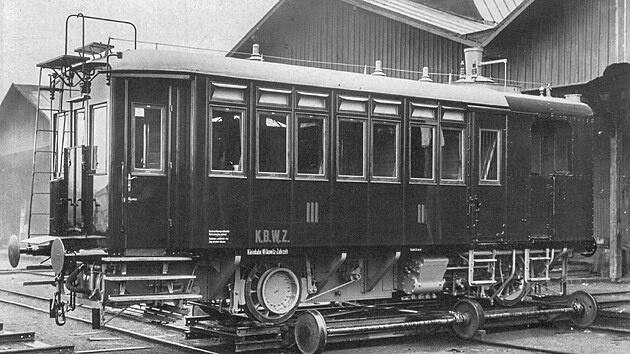 Pro osobn� dopravu na drobn� dr�ze si V�tkovick� �elez�rny po��dily v roce 1913 z Kr�lovopolsk� stroj�rny dvoun�pravov� parn� motorov� v�z syst�mu Komarek-Janko �. II. Sn�mek byl po��zen na p�esuvn� u v�robce p�ed expedic� z�kazn�kovi.