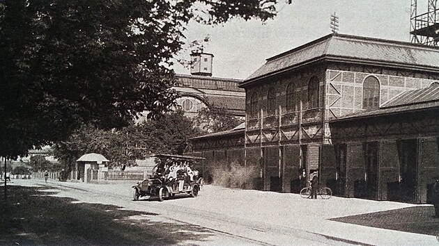 V�tkovick� hasi�sk� stanice st�la u za��tku drobn� dr�hy do Z�b�ehu-P�skov�ch dol�. V pozad� zd�n� �ek�rna. GPS: 49.8167592N, 18.2731922E