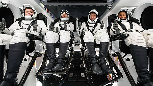 Posdka mise  Crew-8 bhem test v Kennedyho vesmrnm stedisku NASA na Florid. Clem vcviku je nacviit innosti v den startu a zblzka si prohldnout kosmickou lo, kter je doprav na Mezinrodn vesmrnou stanici.
