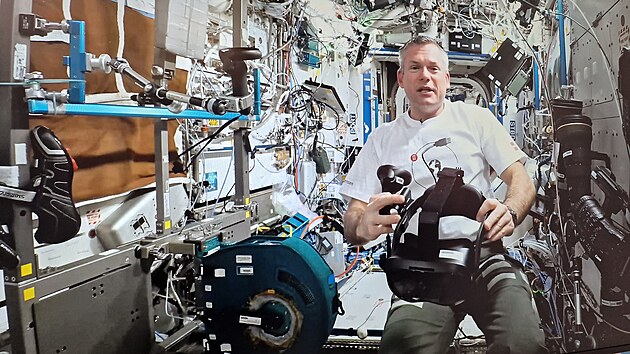 Andreas Mogensen s rotopedem a headsetem (v rukou) na ISS