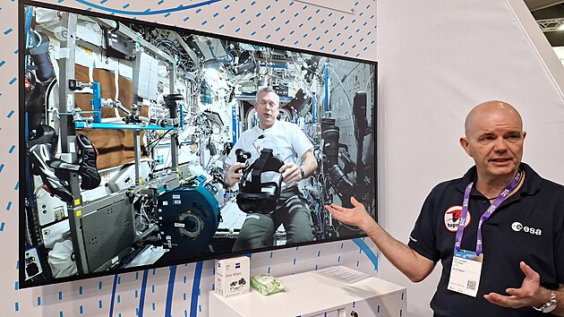 Andreas Mogensen (na obrazovce) a Per Lundahl Thomsen na veletrhu MWC