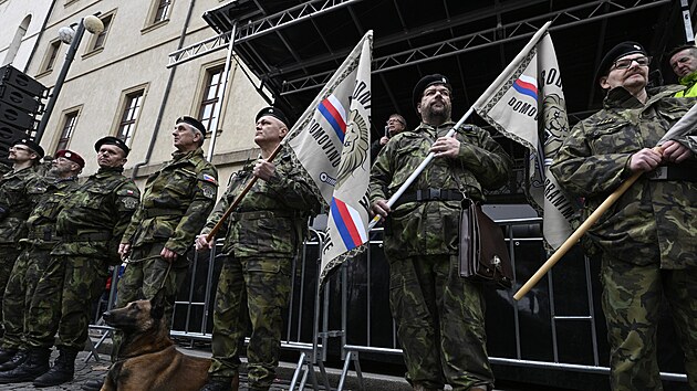 Demonstrace zem�d�lc�, kterou organizuje Odborov� svaz pracovn�k� zem�d�lstv� a v��ivy - Asociace samostatn�ch odbor� �R, 19. �nora 2024, Praha. K demonstrant�m hovo�� b�val� prezident Agr�rn� komory �R Zden�k Jandejsek. V pop�ed� v uniform�ch �lenov� spolku N�rodn� domobrana. (19. �nora 2024)