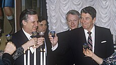 Nkdejí sovtský premiér Nikolaj Rykov a americký prezident Ronald Reagan pi...