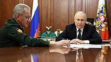 Ruský ministr obrany Sergej Šojgu podává Vladimiru Putinovi hlášení o dobytí...
