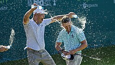 Jake Knapp (vpravo) slaví triumf na turnaji Mexico Open.