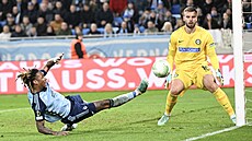 Cesar Blackman ze Slovanu a branká Vítzslav Jaro ze týrského Hradce.