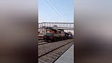 Strojvedoucímu v Indii ujel nákladní vlak