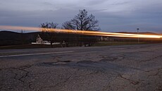 Silnice z Ostrova�ic do Veverské Bítý�ky na Brn�nsku je plná d�r a záplat, s...