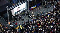 Shromádní na podporu Ukrajiny na Staromstském námstí v den 2. výroí ruské...