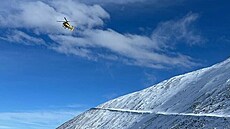 Záchranářský vrtulník zasahuje na Sněžce po pádu turisty. (24. února 2024)