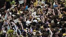 Fanou�ci Wake Forest slaví výhru nad Duke v univerzitní basketbalové lize NCAA.