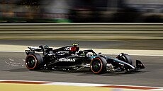Lewis Hamilton z Mercedesu bhem druhého tréninku na Velkou cenu Bahrajnu.