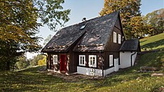 Zrekonstruovaná chalupa stojí v horní �ásti horské louky v CHKO. Projekt...