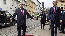 Setkání lídr V4. Petr Fiala se vítá s premiérem Maarska Viktorem Orbánen....