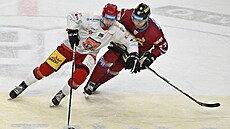 Královéhradecký Alex Tamá�i podstupuje souboj se spar�anem Stephenem Harperem.