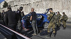 Izraelské bezpenostní síly ohledávají místo steleckého útoku poblí osady...