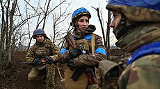Ukrajintí vojáci na pozicích poblí frontové linie u obce Robotyne v...