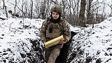 Ukrajinský voják z pluku Tsunami nese dělostřelecké nálože na pozici nedaleko...