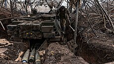 Ukrajinský voják vedle d�la M109 na pozici nedaleko Bachmutu v Don�cké oblasti...